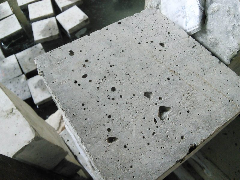 Bê tông khối lớn bị nứt bởi 2 yếu tố đó là do hiệu ứng nhiệt thủy hóa của xi măng cà chênh lệch nhiệt độ giữa các vùng trong khối bê tông